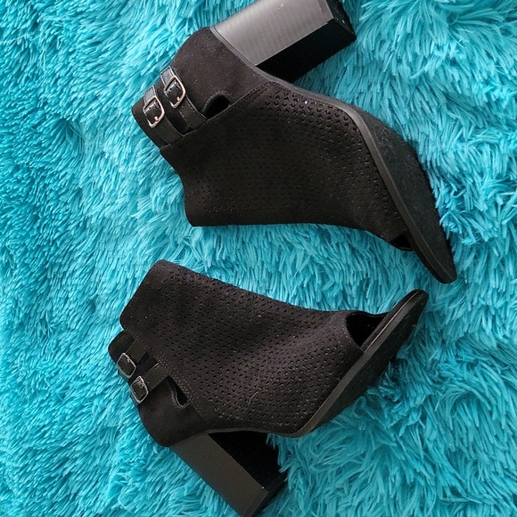 Coconuts by Matisse Laser Cut Chunky Heel Booties Size 10 - Picture 4 of 8